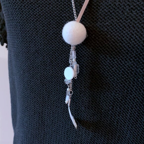 CREATION - Long Opera White and beige Necklace - beads, feather, felt ball - Picture 5 of 8